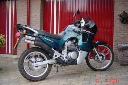 MOTOR RUILEN TEGEN EEN AUTO WIE HELPT ME????
