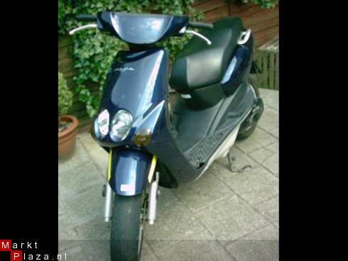Yamaha Neo Donkerblauw