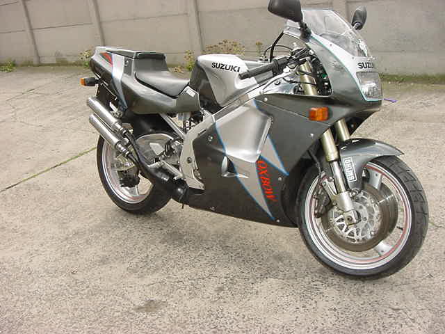 wie rij er ook suzuki rgv 250 en aprilia rs 250 op straat en cercuit??