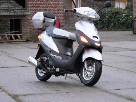 Nieuwe 2006 Scooter €679,-
