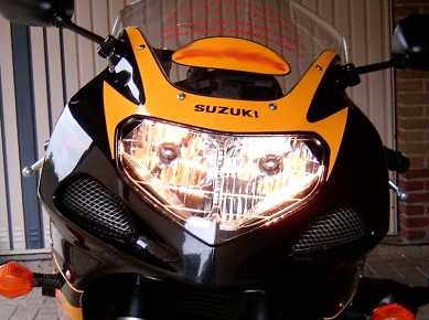 Koplamp of beide koplampen veilig laten branden.