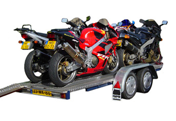 Huur een motortrailer voor vier motoren