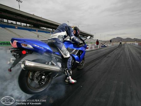 Speed contest between Suzuki & Kawasaki