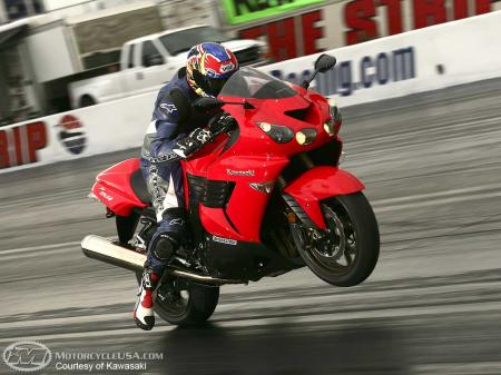 Speed contest between Suzuki & Kawasaki
