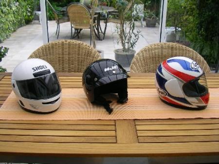 drie helmen