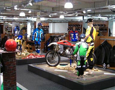 Juli is leermaand bij MotorKledingCenter